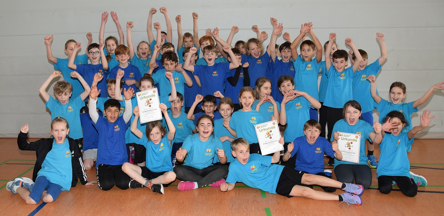 Foto aller Teilnehmer und Teilnehmerinnen unserer Schule, alle jubeln